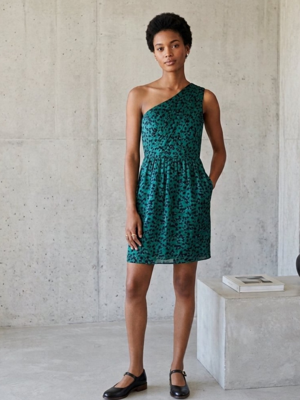 Shoshanna animal print green black one shoulder silk dress mini cocktail size 2
